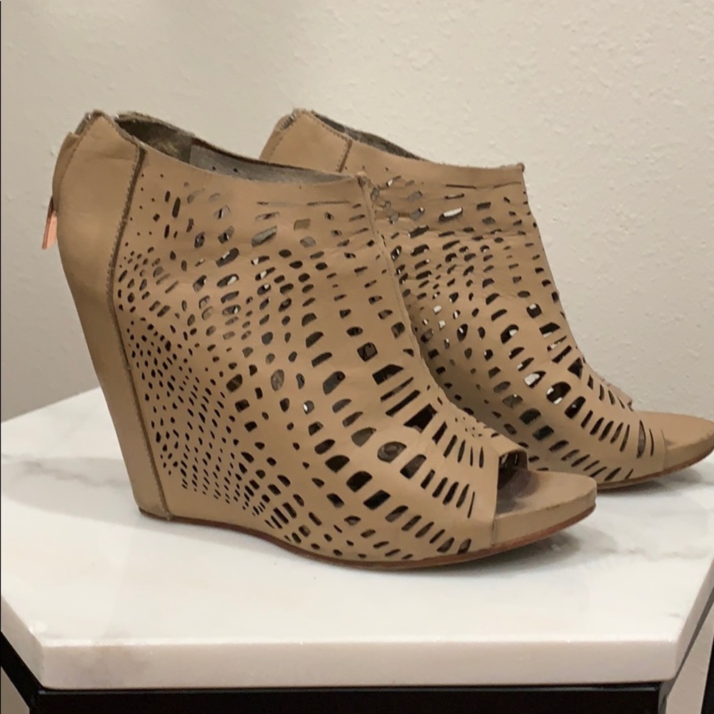 Nude Mea Shadow wedges in size 6.5